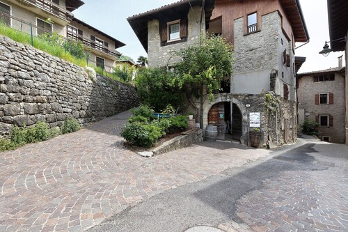 Agriturismo "Al Gallo Nero Giallo" near Lake Garda with Mountain View & Terrace