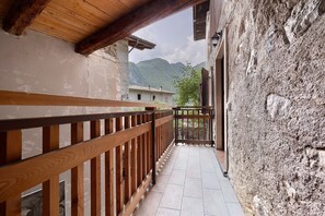 Property grounds - Agriturismo "Al Gallo Nero Giallo" near Lake Garda with Mountain View & Terrace (Tenno)