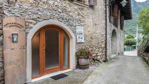 Un bâtiment en pierre avec une porte en bois et une enseigne indiquant qu’il s’agit d’un restaurant.