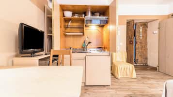 Fridge, oven, stovetop, electric kettle