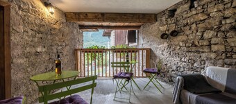 Apartment Agriturismo "Al Gallo Nero Miele" near Lake Garda with Mountain View & Terrace