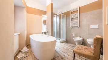 浴槽、ヘアドライヤー、タオル