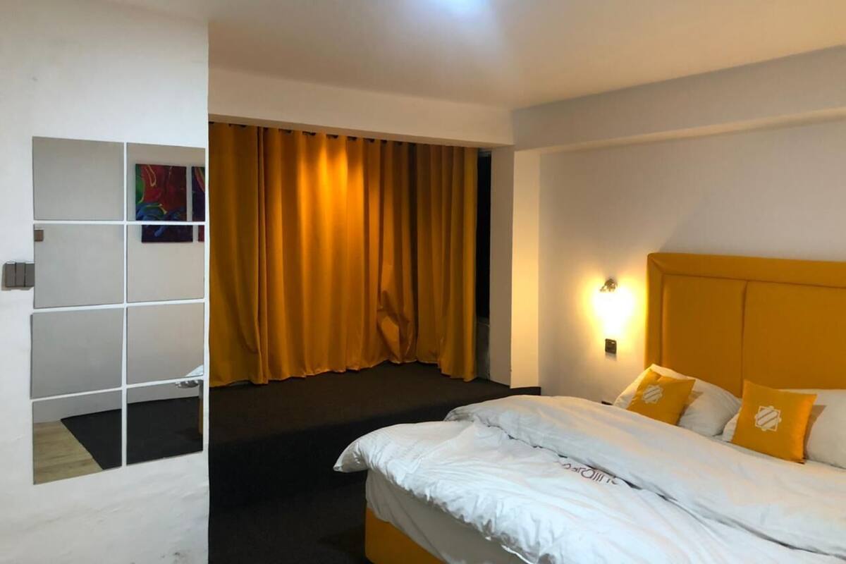 Cortinas blackout, tabla de planchar con plancha y wifi gratis