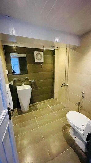 Dobbeltrom – deluxe | Bad | Dusj, t øfler og håndklær