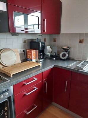 Fridge, oven, stovetop, dishwasher