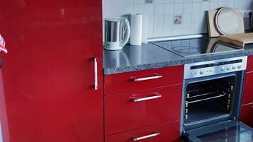 Frigorífico, horno, placa de cocina y lavavajillas