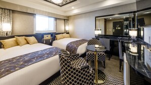 A hotel room with two beds, a small table, a chair, a mirror, and a ceiling light fixture. - APA Hotel Hakata Gion Ekimae (Fukuoka)