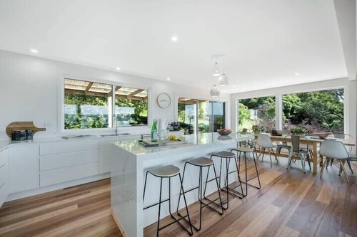 House on the Hill with a View – Sleeps 12, 3 Bath