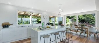 House on the Hill with a View – Sleeps 12, 3 Bath