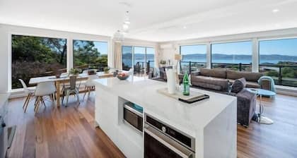 House on the Hill with a View – Sleeps 12, 3 Bath