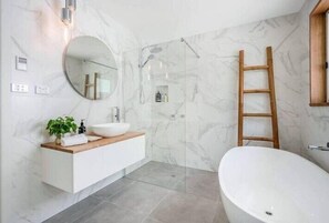 Bathtub, hair dryer, towels - House on the Hill with a View – Sleeps 12, 3 Bath (Sandy Bay)