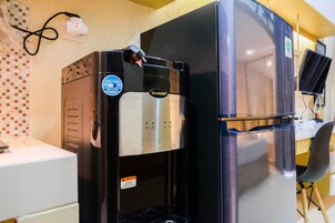 Refrigerador, placa de cocina, utensilios de cocina