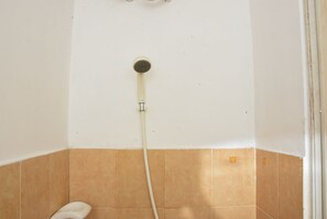 Værelse | Badeværelse | Bruser, gratis toiletartikler, håndklæder
