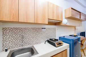 Refrigerador, placa de cocina, utensilios de cocina