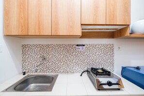 Kamer | Privékeuken | Een koelkast, een kookplaat, kookgerei, borden en bestek