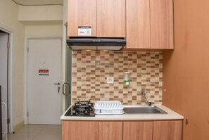 Private kitchen - Strategic And Cozy Stay 2Br At Green Pramuka City Apartment (Jakarta)