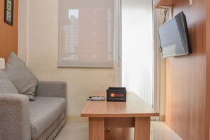 2 bedrooms, free WiFi, bed sheets - Strategic And Cozy Stay 2Br At Green Pramuka City Apartment (Jakarta)