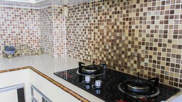 Room | Private kitchen | Fridge, stovetop, cookware/dishes/utensils