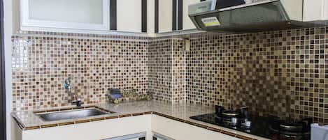 Room | Private kitchen | Fridge, stovetop, cookware/dishes/utensils