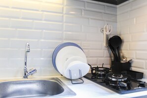 Habitación | Cocina privada | Refrigerador, parrilla de estufa y utensilios de cocina 