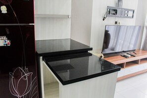 Private kitchen - Comfort 1Br At Casa De Parco Apartment (Pagedangan)