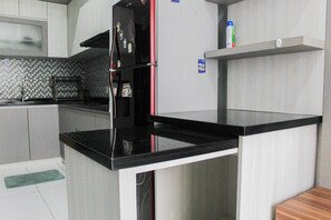 Private kitchen - Comfort 1Br At Casa De Parco Apartment (Pagedangan)