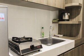 Zimmer | Eigene Küche | Kühlschrank, Herdplatte, Wasserkocher, Kochgeschirr/Geschirr/Besteck