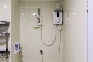 Habitación | Baño | Regadera y toallas 