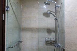 Een douche, handdoeken