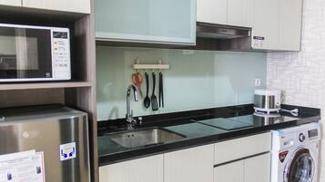 Habitación | Cocina privada | Frigorífico, placa de cocina, hervidor eléctrico y utensilios de cocina
