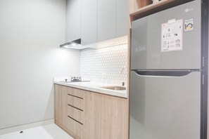 Zimmer | Eigene Küche | Kühlschrank, Herdplatte, Kochgeschirr/Geschirr/Besteck