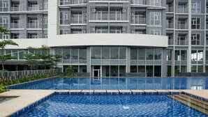 Ein modernes Gebäude mit einem großen Schwimmbad davor.
