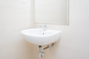 Room | Bathroom | Shower, towels