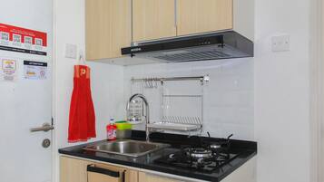 Room | Private kitchen | Fridge, stovetop, cookware/dishes/utensils