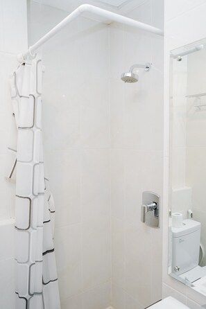 Habitación | Baño | Regadera y toallas 