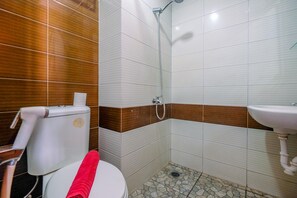 Ein Badezimmer mit Toilette, Dusche und Waschbecken.