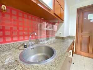 Room | Private kitchen | Fridge, stovetop, cookware/dishes/utensils