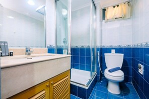 Room | Bathroom | Shower, towels