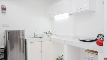 Kamar | Dapur pribadi | Lemari es, kompor, dan peralatan masak/sendok-piring