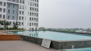 Una piscina con vista su un grattacielo sullo sfondo.