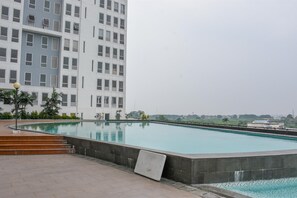 Outdoor pool - Comfort Studio At Patraland Urbano Apartment (Bekasi)