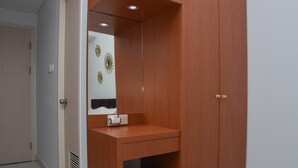 Un bagno compatto con un mobile lavabo in legno, uno specchio e un water.