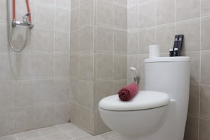 Bathroom - Cozy Studio At Pinewood Apartment Near Unpad Jatinangor (Cileunyi)
