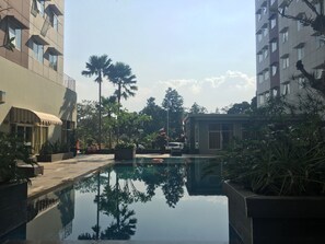Outdoor pool - Cozy Studio At Pinewood Apartment Near Unpad Jatinangor (Cileunyi)