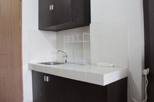 Room | Private kitchen | Fridge, stovetop, cookware/dishes/utensils