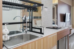 1 bedroom, free WiFi, bed sheets - Best And Relax Studio Room Parkland Avenue Apartment (South Tangerang)