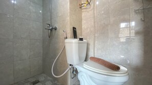 Habitación | Baño | Regadera y toallas 