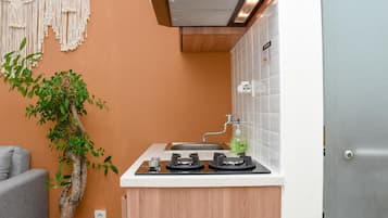 Kamar | Dapur pribadi | Lemari es, kompor, dan peralatan masak/sendok-piring