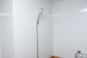 Bathroom - 2Br Yotayori Home At Green Pramuka City Apartment (Jakarta)