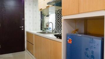 Room | Private kitchen | Fridge, stovetop, cookware/dishes/utensils